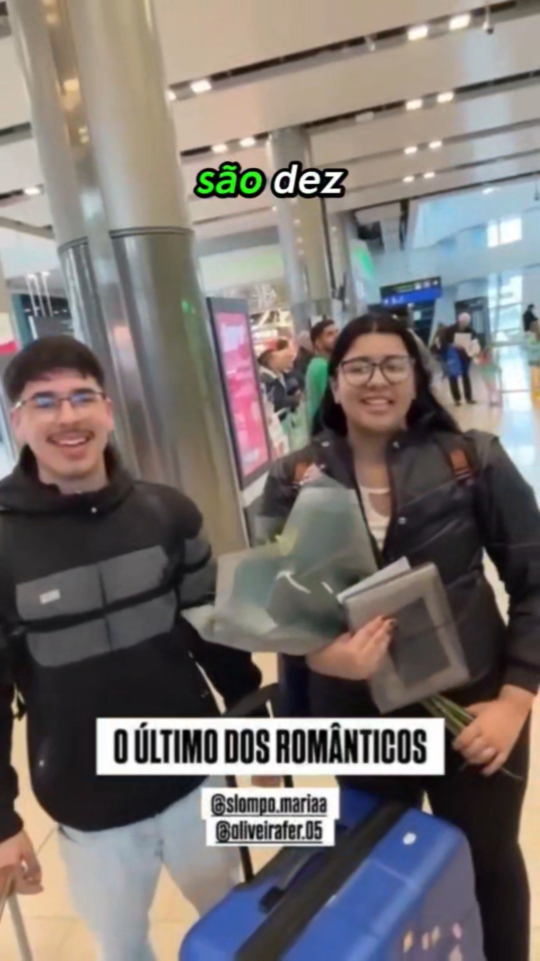 Alunos sendo recebidos pelo Papo no aeroporto