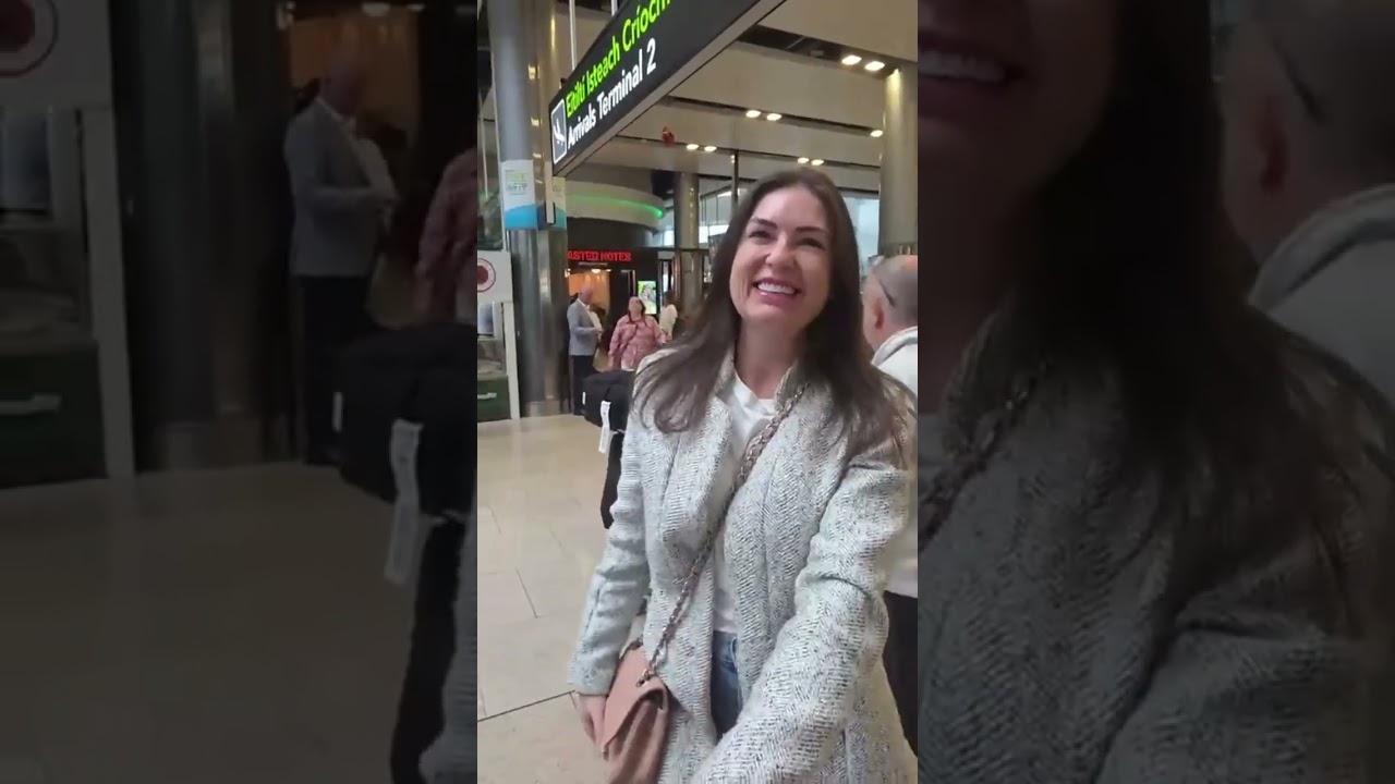 Uma aluna sorrindo ao encontrar a equipe do Papo no aeroporto